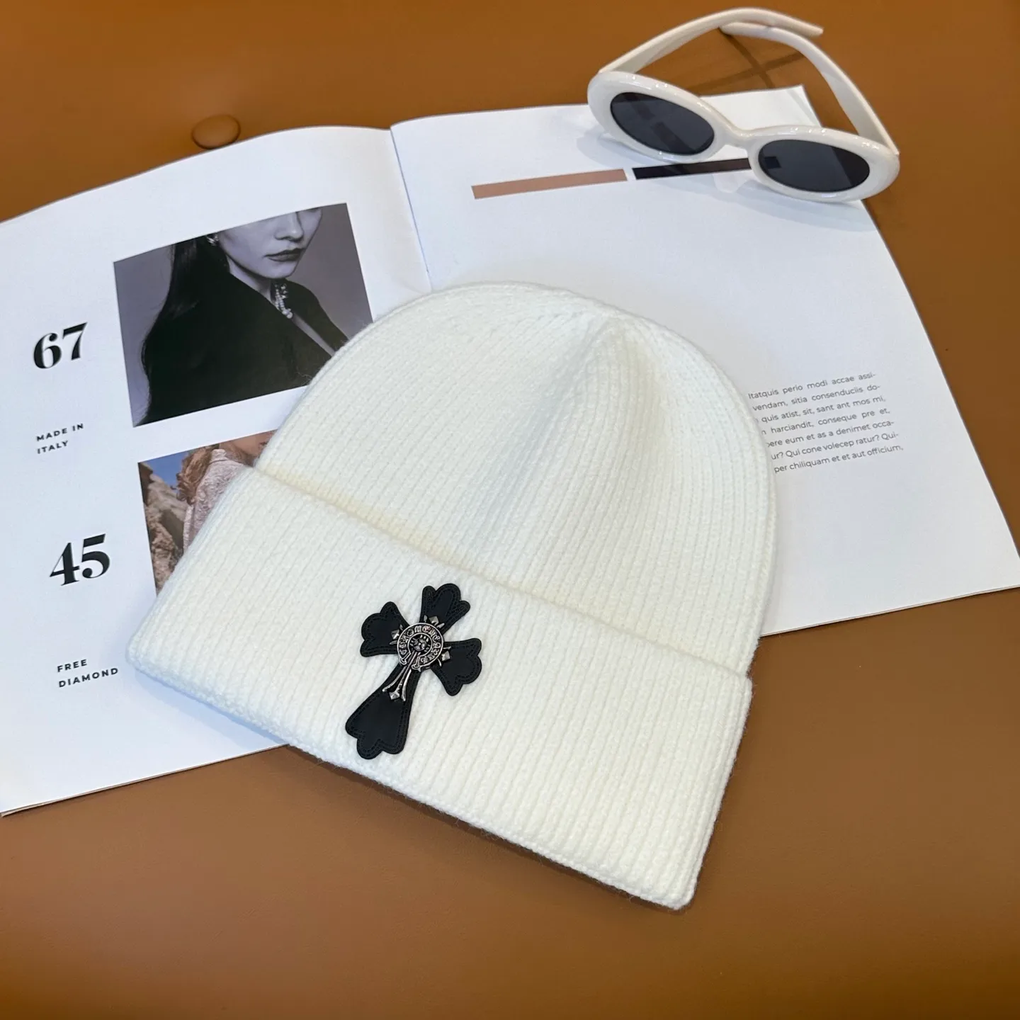 P46 🤍Chrome hearts new autumn and winter cross knitted hat🧶 One of the must-have hats in autumn and winter~ It really looks good on whoever wears it~, it is also a perfect match in black and white and gray in autumn~